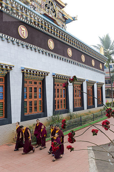 Kloster oder Gompa und tibetische Mönche  tibetische Flüchtlingssiedlung in Bylakuppe  Distrikt Mysore  Karnataka  Südindien  Indien  Asien