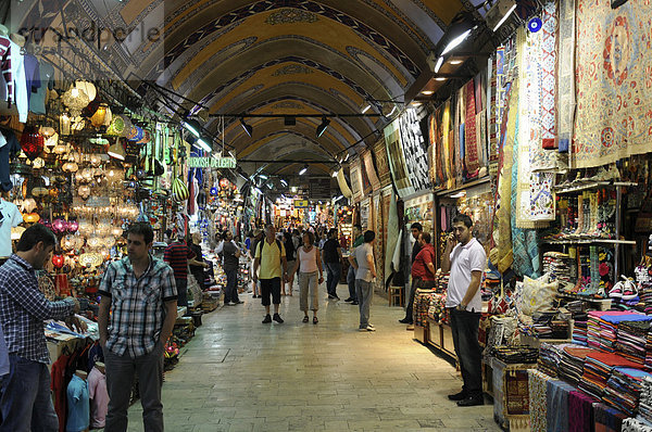 Innenaufnahme  überdachter Teil  Großer Basar  Kapali Carsi  Altstadt  Istanbul  Türkei  Europa
