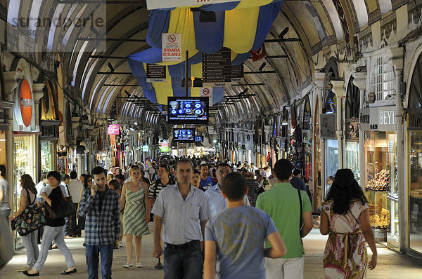 Innenaufnahme  überdachter Teil  Großer Basar  Kapali Carsi  Altstadt  Istanbul  Türkei  Europa
