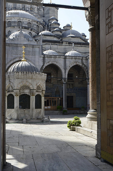Eingang  Ruestem Pasa Camii  Ruestem-Pascha Moschee  Istanbul  Altstadt  Türkei  Europa