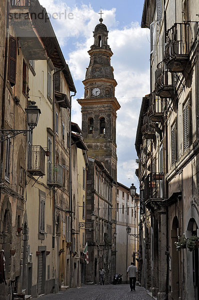 Glockenturm  Campanile  der Kirche Chiesa San Pietro Apostolico  Via Umberto I.  Bergstädtchen Poli  Latium  Italien  Europa