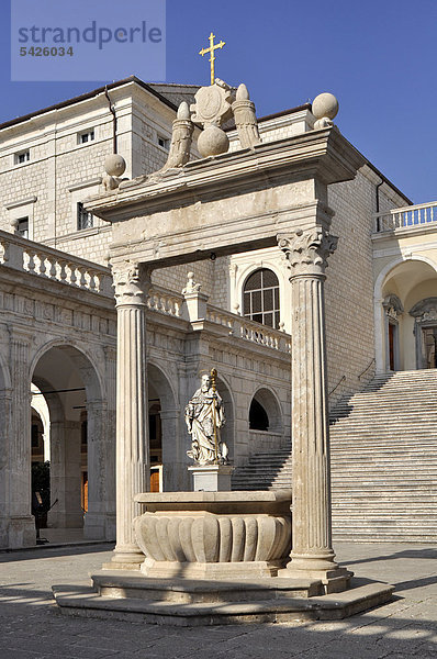 Zisterne und Statue des hl. Benedikt im Kreuzgang des Bramante  Benediktinerabtei Montecassino  Monte Cassino  Cassino  Latium  Italien  Europa