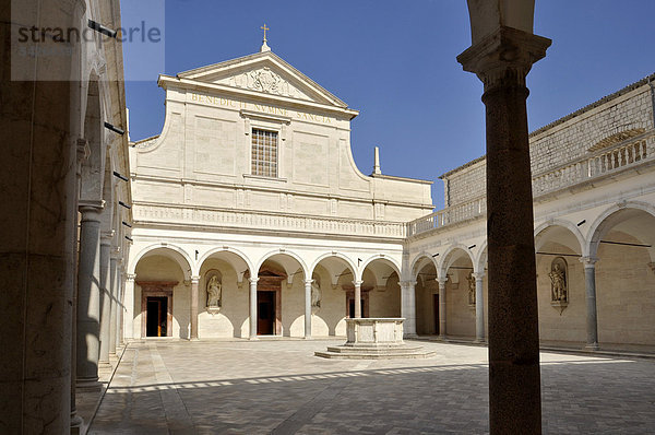 Kreuzgang der Wohltäter mit der Basilika Kathedrale der Benediktinerabtei Montecassino  Monte Cassino  Cassino  Latium  Italien  Europa