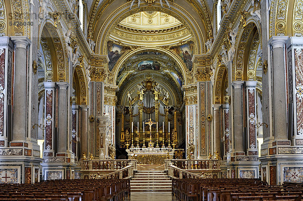 Mittelschiff mit Altar der Basilika Kathedrale der Benediktinerabtei Montecassino  Monte Cassino  Cassino  Latium  Italien  Europa