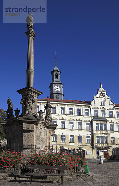 Pestsäule und Marktplatz von Benesov nad PlousnicÌ  Bensen  Nordböhmen  Böhmen  Tschechien  Tschechische Republik  Europa