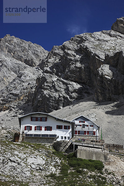 Die Knorrhütte des Deutschen Alpenvereins im Wettersteingebirge am Zugspitzplatt  Garmisch-Partenkirchen  Oberbayern  Deutschland  Europa