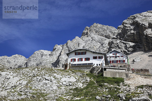 Die Knorrhütte des Deutschen Alpenvereins im Wettersteingebirge am Zugspitzplatt  Garmisch-Partenkirchen  Oberbayern  Deutschland  Europa