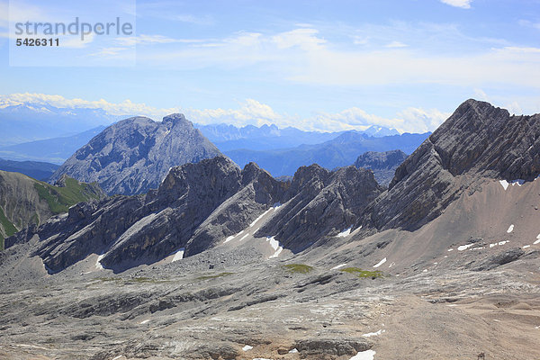 Blick von der Zugspitze über die Gipfel des Wettersteingebirges  Grenze Bayern  Deutschland - Tirol  Österreich  Europa