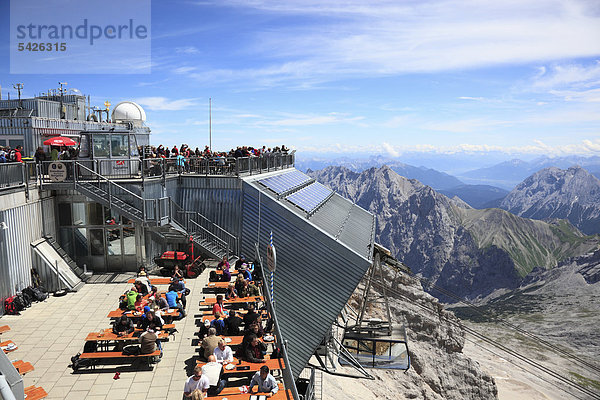 Europa Wohnhaus Garten Zugspitze Bayern Bier Deutschland München