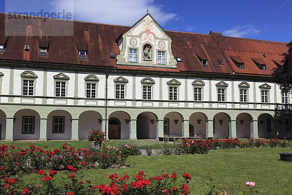 Innenhof des Kloster Benediktbeuren  ehemalige Benediktinerabtei  Landkreis Bad Tölz-Wolfratshausen  Bayern  Deutschland  Europa