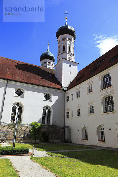 Kreuzgang im Kloster Benediktbeuren  ehemalige Benediktinerabtei  Landkreis Bad Tölz-Wolfratshausen  Bayern  Deutschland  Europa
