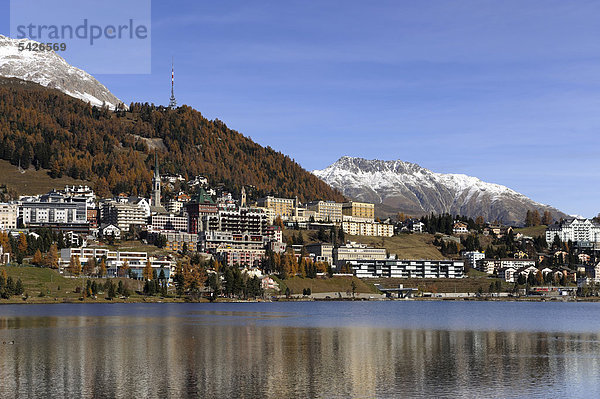 Ferienort St. Moritz mit St. Moritzersee im Vordergrund  Oberengadin  Graubünden  Schweiz  Europa