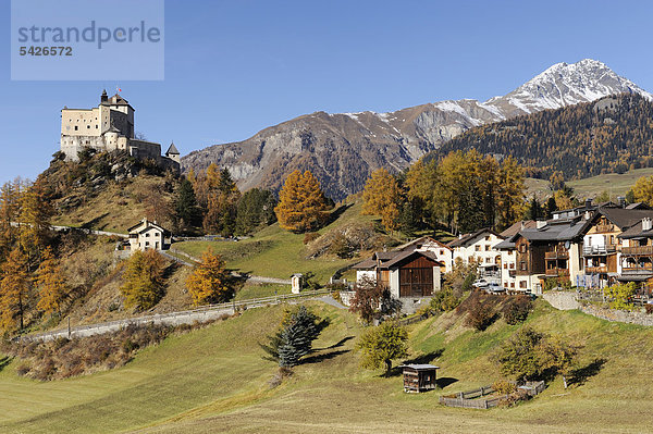 Schloss Tarasp mit Dorf Tarasp im Vordergrund  Scuol  Unterengadin  Graubünden  Schweiz  Europa