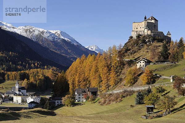 Schloss Tarasp mit Dorf Tarasp  Scuol  Unterengadin  Graubünden  Schweiz  Europa