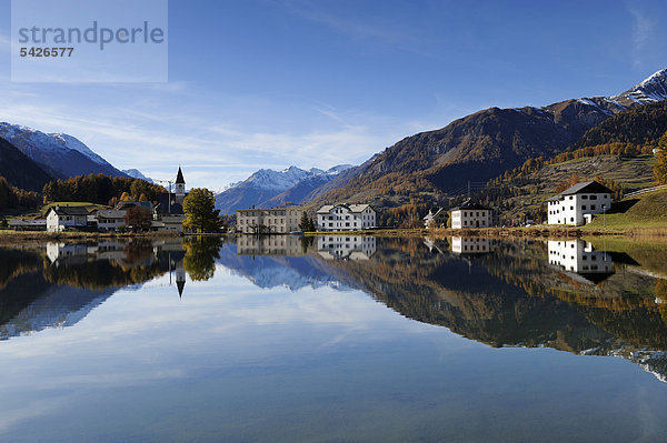 Tarasper See mit Spiegelbild vom Dorf Tarasp  Scuol  Unterengadin  Graubünden  Schweiz  Europa