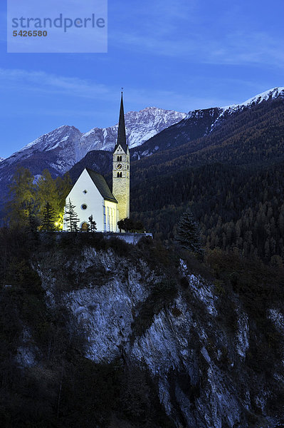 Reformierte St. Georgskirche zur blauen Stunde  Scuol  Unterengadin  Graubünden  Schweiz  Europa