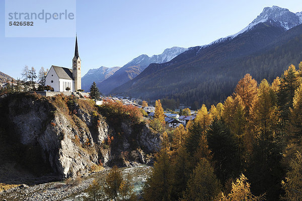 Reformierte St.Georgskirche über dem Fluss Inn  Scuol  Unterengadin  Graubünden  Schweiz  Europa