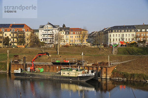 Bojenboot am Ufer des Kanals im Pieschener Hafen  Pieschen  Dresden  Sachsen  Deutschland  Europa  ÖffentlicherGrund