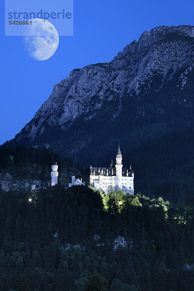 Schloss Neuschwanstein mit Mond bei Füssen  Ostallgäu  Allgäu  Schwaben  Bayern  Deutschland  Europa  ÖffentlicherGrund  Composing