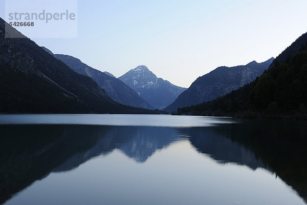 Plansee  Ammergauer Alpen  Ammergebirge  hinten Berg Thaneller in Lechtaler Alpen  Tirol  Österreich  Europa  ÖffentlicherGrund