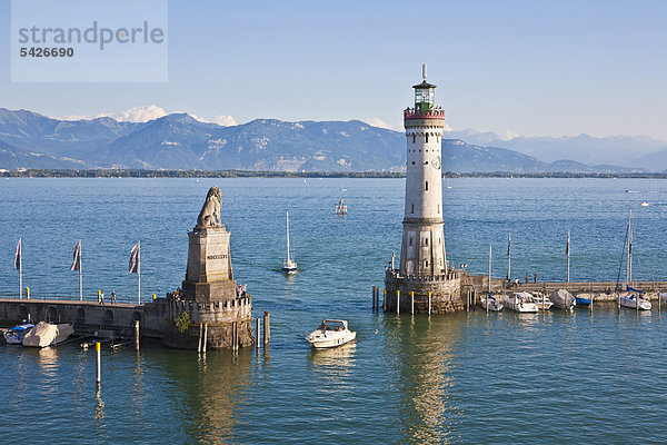 Hafeneinfahrt Hafen Europa Boot Leuchtturm Bodensee Bayern Deutschland Lindau