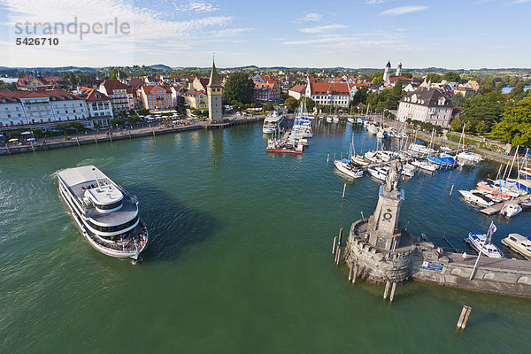 Blick vom Leuchtturm  Ausflugsschiff  Mangturm  Uferpromenade  Bayerischer Löwe  Hafeneinfahrt  Hafen  Lindau  Bodensee  Bayern  Deutschland  Europa