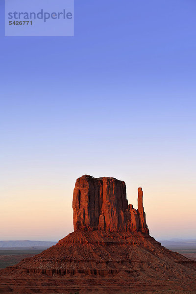 Letztes Licht auf Tafelberg West Mitten Butte  Sonnenuntergang  Abenddämmerung  Monument Valley  Navajo Tribal Park  Navajo Nation Reservation  Arizona  Utah  Vereinigte Staaten von Amerika  USA