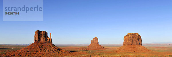 Panoramablick auf Tafelberge West Mitten Butte  East Mitten Butte  Merrick Butte  Monument Valley  Navajo Tribal Park  Navajo Nation Reservation  Arizona  Utah  Vereinigte Staaten von Amerika  USA
