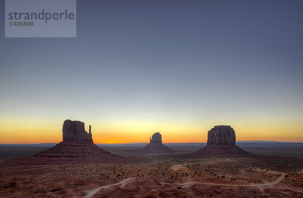 Morgendämmerung  Sonnenaufgang  Tafelberge West Mitten Butte  East Mitten Butte  Merrick Butte  Scenic Drive  Monument Valley  Navajo Tribal Park  Navajo Nation Reservation  Arizona  Utah  Vereinigte Staaten von Amerika  USA