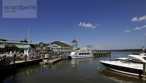 Alexandria National Harbor  Hafen  Waterfront  Uferpromende  Old Town of Alexandria  Virginia  Vereinigte Staaten von Amerika  USA  ÖffentlicherGrund