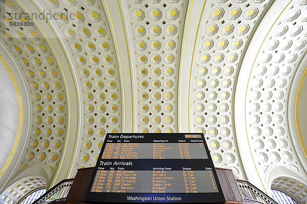Innenaufnahme Anzeigetafel  Great Main Hall  Wartesaal  Bahnhof  Union Station  Washington DC  District of Columbia  Vereinigte Staaten von Amerika  USA