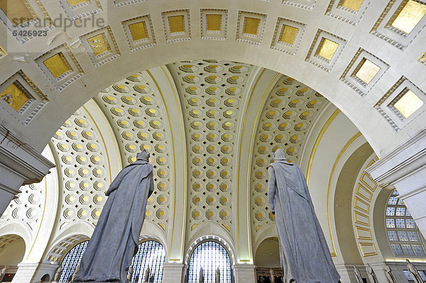 Innenaufnahme Great Main Hall  überlebensgroße Statuen  Wartesaal  Bahnhof  Union Station  Washington DC  District of Columbia  Vereinigte Staaten von Amerika  USA
