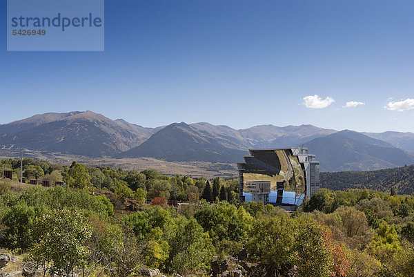 Solarschmelzofen  le Grand Four Solaire d'Odeillo  Leistung 1000 kW thermisch  in Font-Romeu-Odeillo-Via  PyrÈnÈes-Orientales  Nordkatalonien  Frankreich  Europa  ÖffentlicherGrund