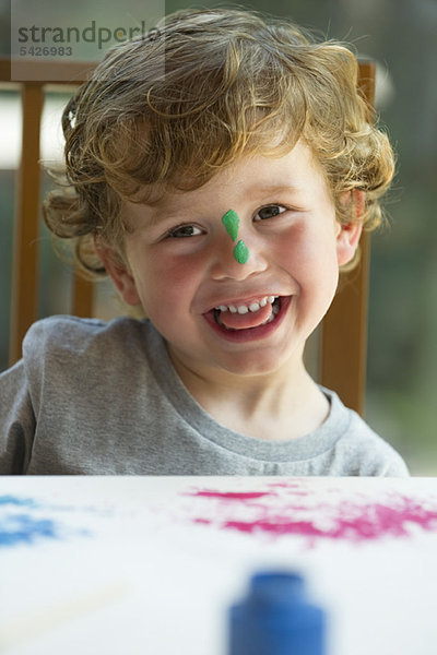 Kleiner Junge mit Farbe auf der Nase  Porträt