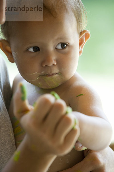 Baby berührt Mutterhand