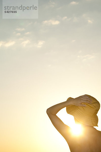 Frau im Freien Silhouette gegen untergehende Sonne