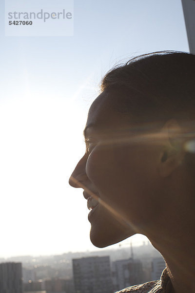 Silhouette der Frau  die den Blick schweifen lässt  lächelnd