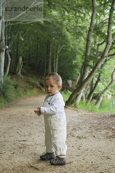 Kleines Mädchen im Wald stehend