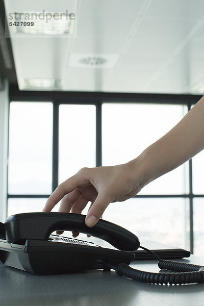 Handaufnahme Telefonhörer  hintergrundbeleuchtet  abgeschnitten