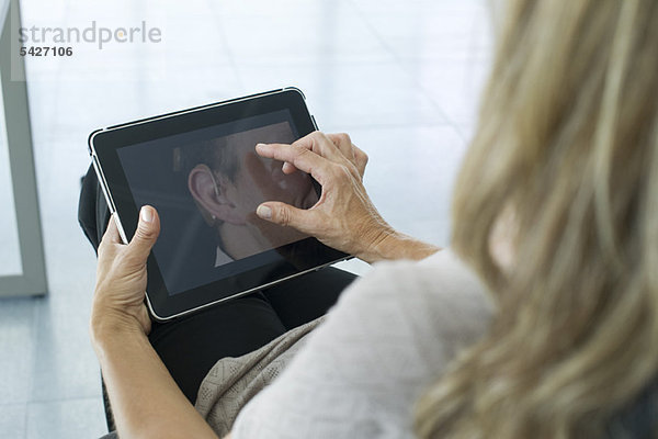 Frau mit digitalem Tablett  Blick über die Schulter