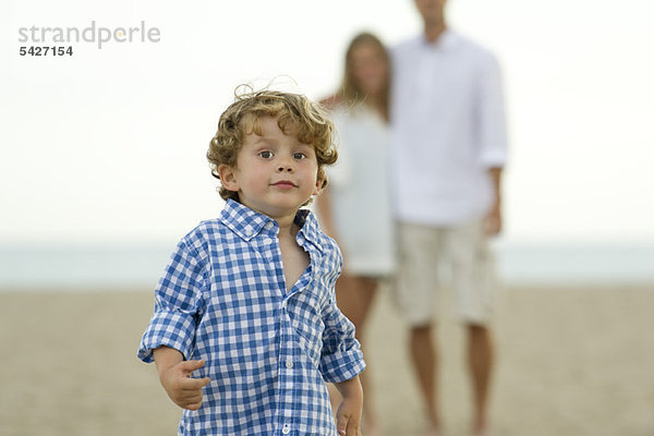 Kleiner Junge  der am Strand rennt.
