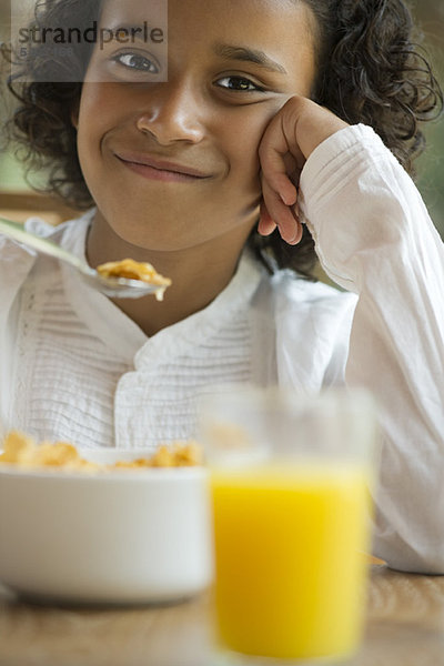 Mädchen beim Frühstücken  Portrait