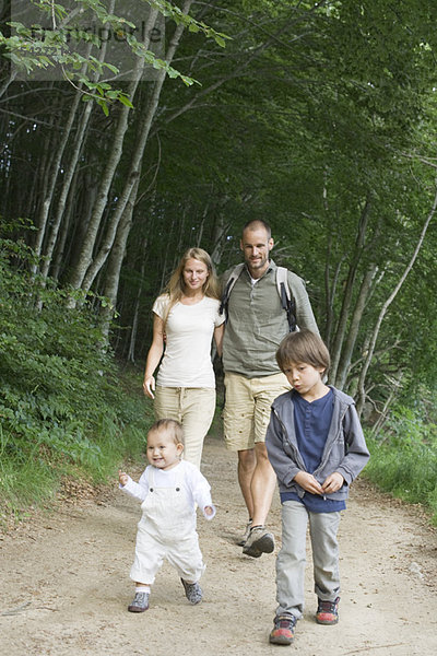 Familienwandern im Wald