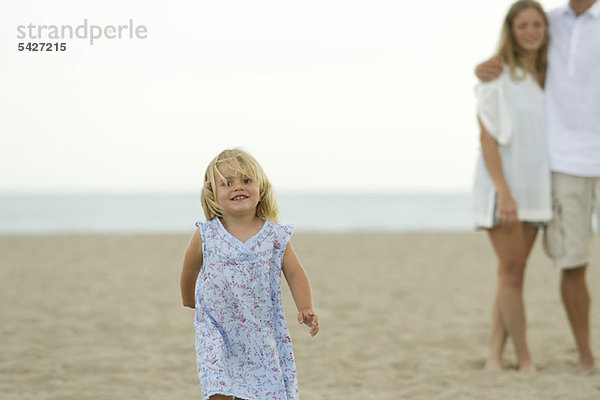 Kleines Mädchen beim Laufen am Strand