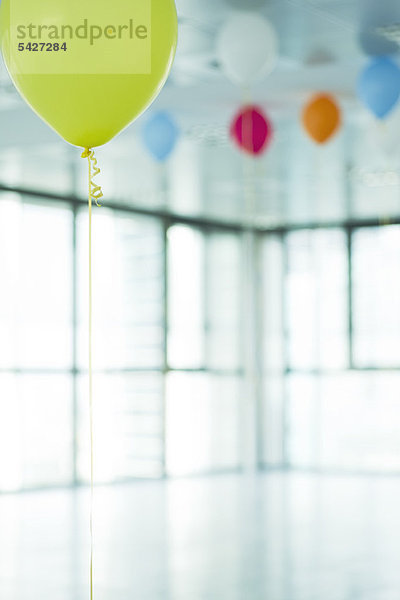 Heliumballons im neuen Büro