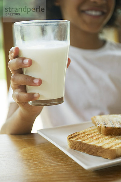 Kind hält Glas Milch  abgeschnitten