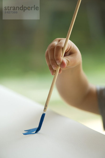 Kindermalerei mit Pinsel  beschnitten