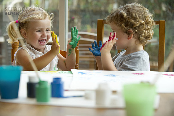 Kinder Fingermalerei  Hände mit Farbe bedeckt