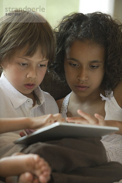 Kinder mit digitalem Tablett