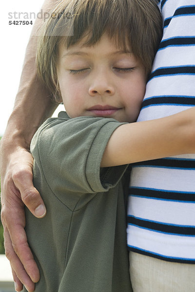 Junge umarmt seinen Vater  Nahaufnahme